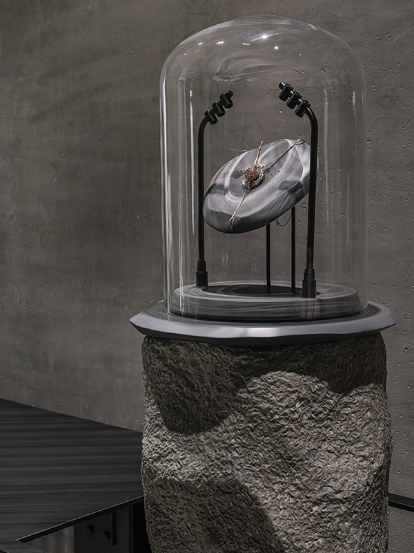 Zaura-Fine-Jewels’-New-Monochromatic-Boutique-Ahmedabad-Design-Pataki