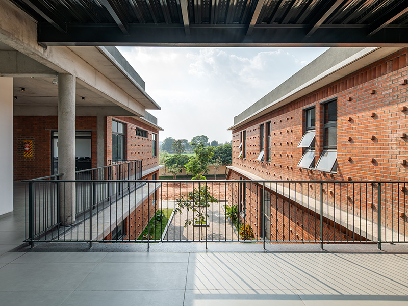 This-New-Complex-Of-The-National-School-of-Business-In-Bengaluru-Features-Biophilic-Elements-And-Climate-responsive-Architecture-05