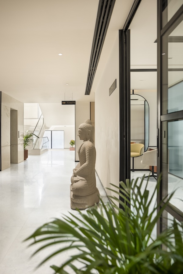 Elegant-Minimalism-Natural-Materials-And-Clean-Forms-A Light-filled-Clubhouse-in-Ghaziabad-Design-Pataki-04