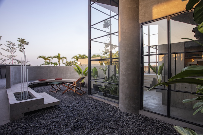 This-Brutalist-Penthouse-In-Surat-Is-An-Overlay-Of-Exposed-Beams-And-Curved-Concrete-Walls-Across-6,700-Sq.-Ft.-design-pataki-08