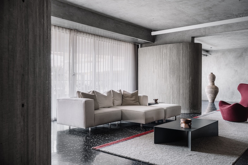 this-Brutalist-Penthouse-In-Surat-Is-An-Overlay-Of-Exposed-Beams-And-Curved-Concrete-Walls-Across-6,700-Sq.-Ft.-design-pataki-01