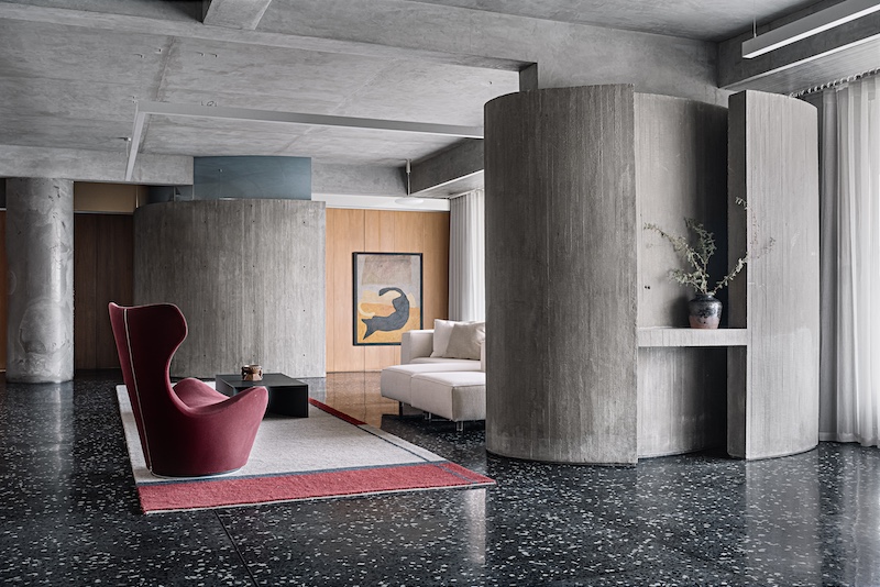 This-Brutalist-Penthouse-In-Surat-Is-An-Overlay-Of-Exposed-Beams-And-Curved-Concrete-Walls-Across-6,700-Sq.-Ft.-design-pataki-02