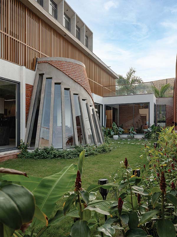 The C-shaped enclosure exudes a futuristic vibe to the home. (Image Credits: Pratik Chandresa)
