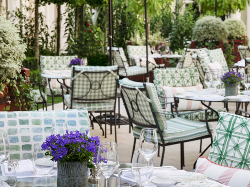 Le Jardin Français, Le Bristol Paris’ outdoor restaurant, is perfect for lunch or tea. (Image Credit: Le Bristol Paris)