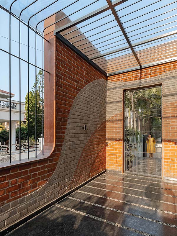 The sleek steel girder covered with glass in the foyer ensures the space is naturally lit while maintaining the home’s theme of visual connectivity. (Image Credits: Pratik Chandresa)
