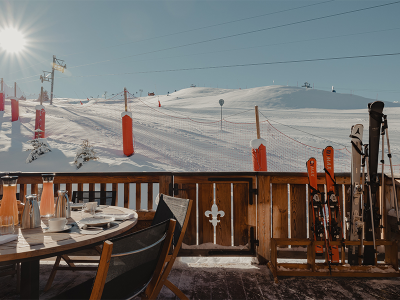 From high-altitude cabarets on sun-drenched terraces to intimate live-music lounges, après-ski is a culture—at Ultima, it’s a private indulgence shared with friends and family. (Image Credit: Ultima Hotel Courchevel )