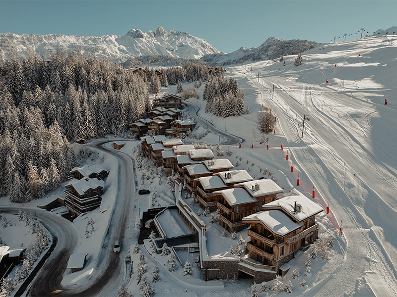 These idyllic snow-covered Ultima private residences embrace their prime perch in the picturesque Sunny Valley, 1,750 meters above sea level. (Image Credit: Ultima Hotel Courchevel ) 