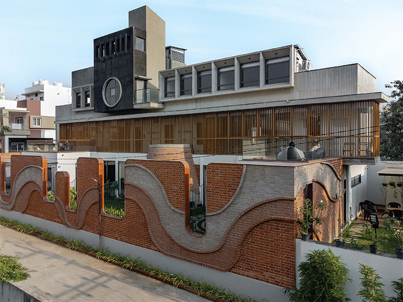 The voluptuous walls become the pièce de résistance while appearing even at the entrance. (Image Credits: Pratik Chandresa)