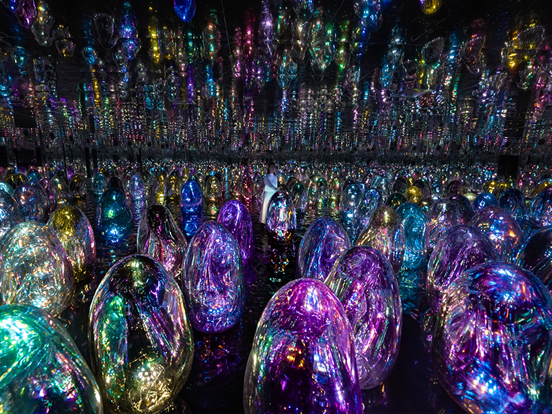 teamLab, Floating Microcosms (2025, from the series teamLabBall, 2009–, Interactive Installation) transforms human interaction into cascading waves of light and sound, as responsive Ovoids blur the boundaries between body and sculpture. The sound is by Hideaki Takahashi. (Image Credits: Courtesy of teamLab and Pace Gallery) 