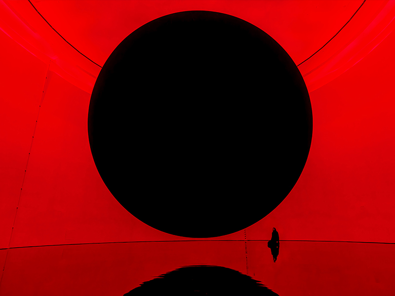 teamLab, ‘Levitation Void’ 2025, from the series Levitation-Flattening Red and Blue & Blurred Violet, 2021, suspends a weightless form in the air, evoking a living presence shaped by ambient energy and seamlessly entwined with its environment. The sound is by Hideaki Takahashi. (Image Credits: Courtesy of teamLab and Pace Gallery) 