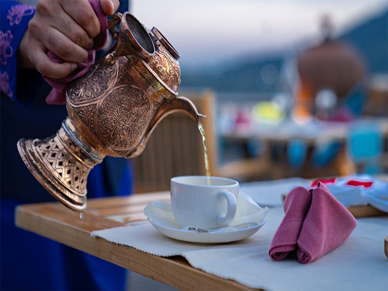 Sipping a warm cup of saffron-infused Kahwa on the sun deck as the first light glimmers over Dal Lake is one of Kashmir’s most unforgettable pleasures. ( Image Credit: Sukoon Houseboat)