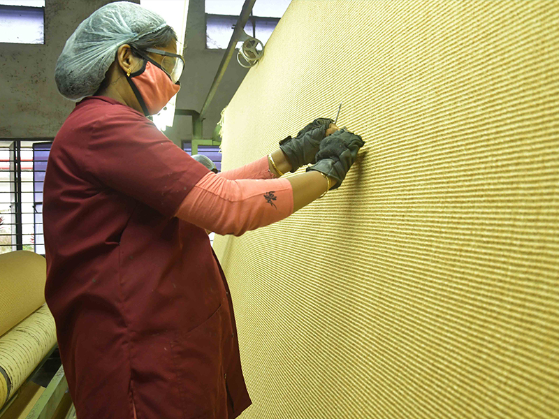 Left: The midnight blue carpet punctuated with white and yellow daffodils across the MET museum steps is paired with actual floral decor. (Image Credits: Courtesy of Neytt Homes) Right: Rihanna in Marc Jacobs at the MET Gala 2025. (Image Credits: Courtesy of Vogue Arabia)