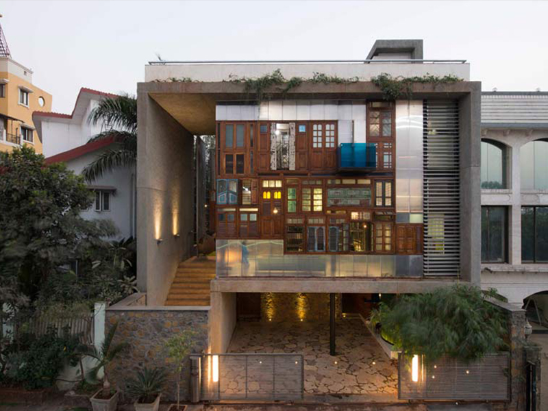 The facade of the ‘Collage House’ displays recycled old windows and doors of demolished houses. (Image Credit: Sebastian Zachariah, Ira Gosalia, and Pinkish Shah) 