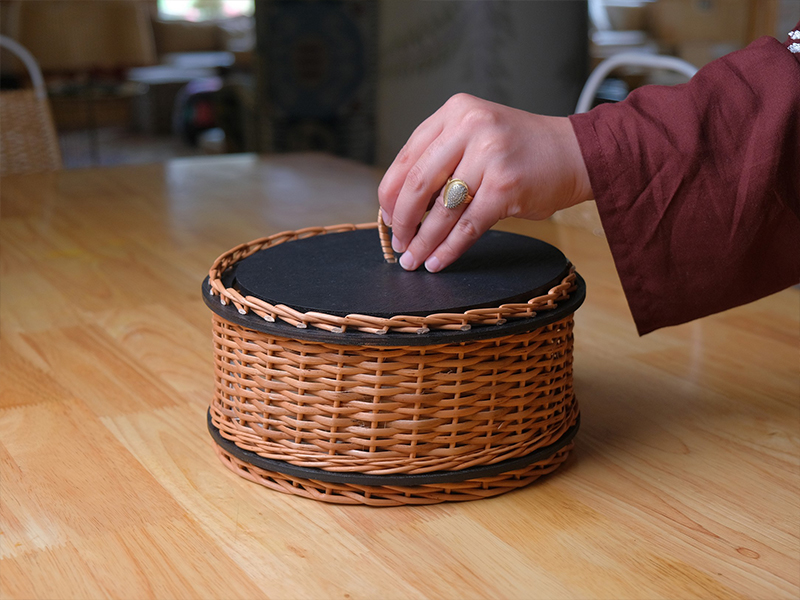 This ‘roti box’ is crafted from willow wicker, a biodegradable material sourced from the in-situ willow trees. (Image Credits: Studio Kilab)