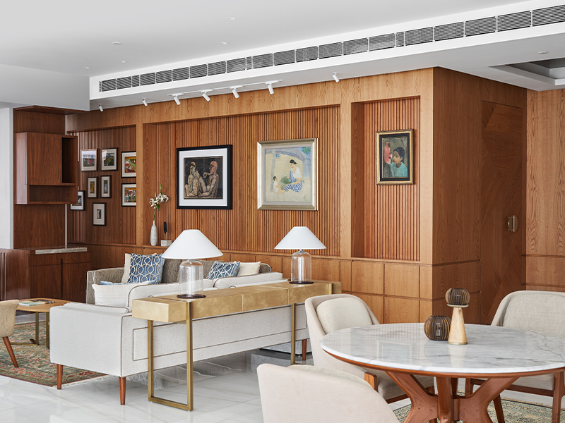 At Altamount Abode by LMC Architects, art is meticulously placed to evoke a sense of nostalgia. The veneer is from Su’Veneers Signature Surfaces, and the console table lights are from Vistosi. (Image Credits: Yadnyesh Joshi)
