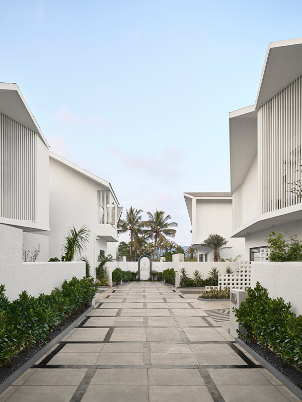 The five villas are connected through a datum pathway, oriented to maximise the views of the ever-shifting paddy fields. (Image Credits: Yadnyesh Joshi and Nikhil Paliwal)