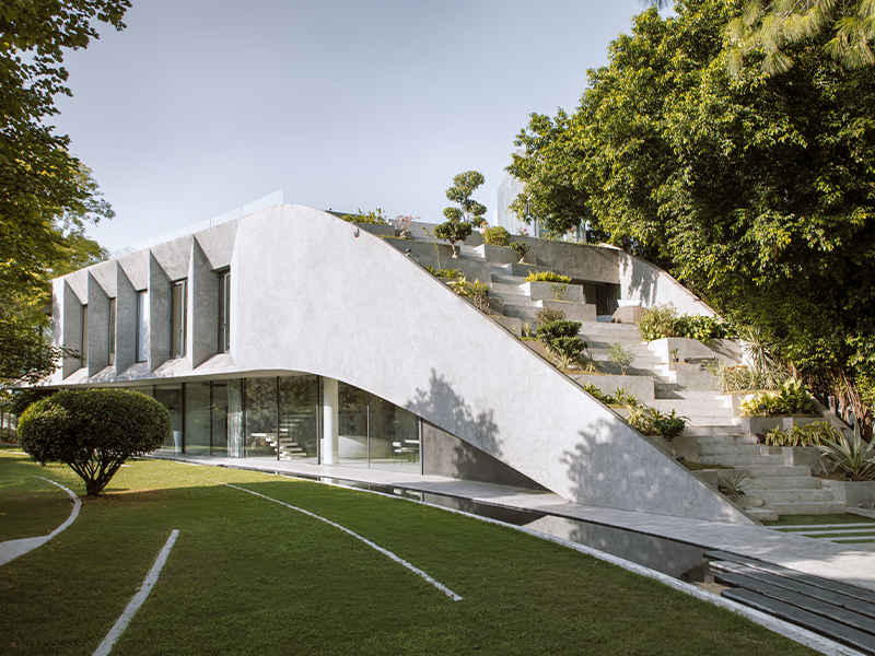 With Kadappa stones and white concrete, the Villa KD 45 emerges from the landscape with the central theme of creating maximum green cover on-site and almost making the edifice invisible. (Image Credits: Niveditaa Gupta)