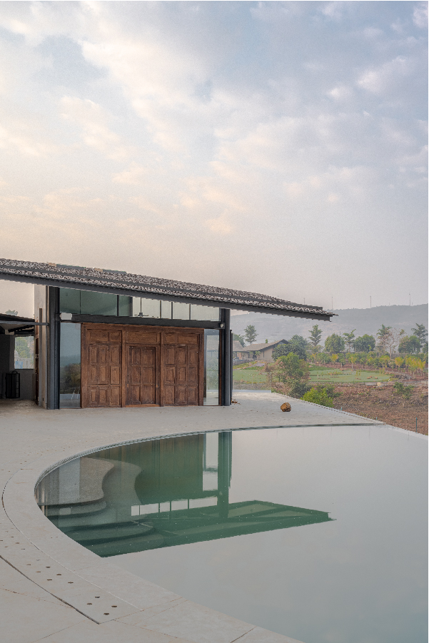 The curvilinear pool not only serves as a receptacle for the moon but also establishes a rapport with the lake beyond. (Image Credits: Kuber Shah) 