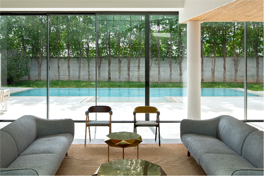 The idea was to have an understated water feature that merges sublimely with the form of the house. (Image Credit: Vivek Eadra) 