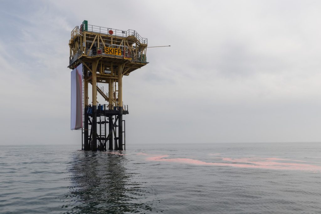 Situated 45 nautical miles off the Norfolk coast between Hull and Norwich, this landmark artwork is installed on Shell’s Skiff gas platform in the North Sea. (Image Credits: Greenpeace)
