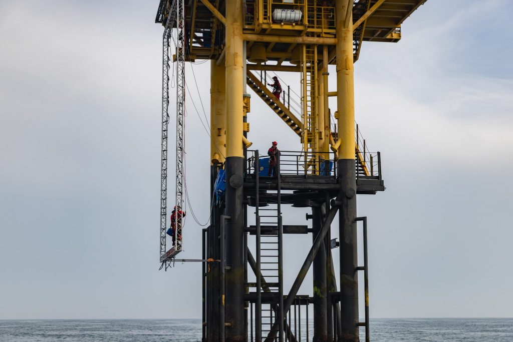 A towering 12 x 8-metre truss forms the dramatic canvas backdrop on the Skiff gas platform. (Image Credits: Greenpeace)
