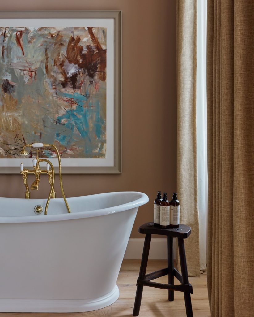 The hotel’s art collection, displayed throughout public spaces, guestrooms, and suites, features works by contemporary British painter Bethany Holmes, bringing her vibrant abstract originals to life across the interiors. (Image Credit: Templeton Gardens-Miiro Hotels) 
