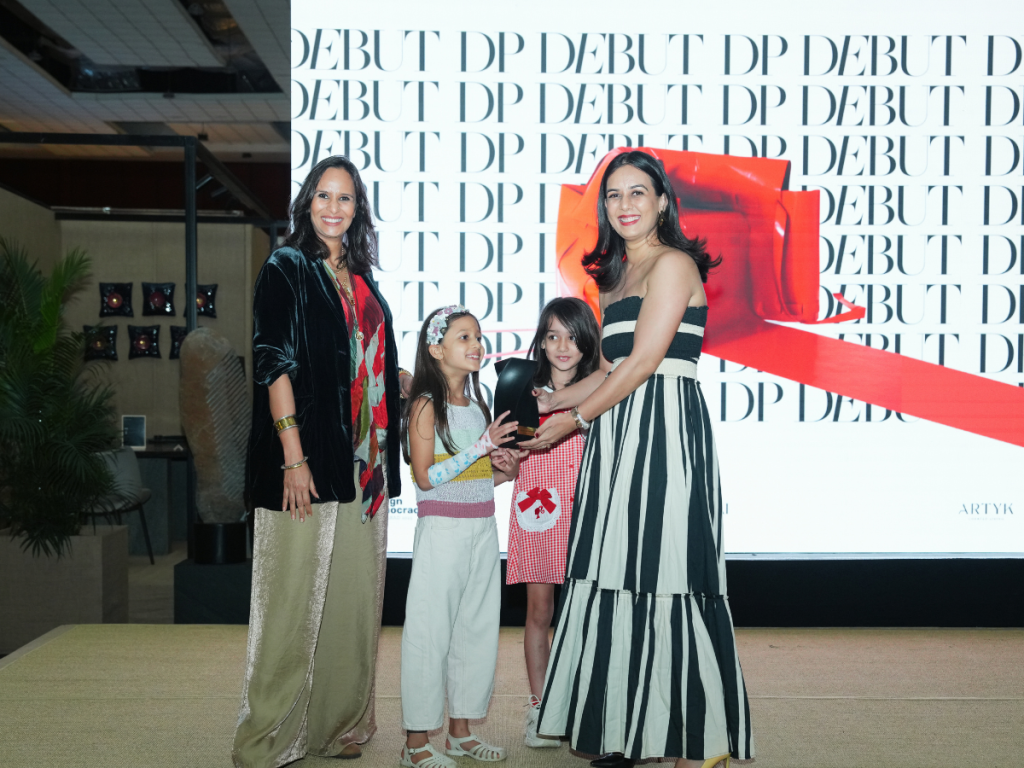 Sonia Gehlot of Sonia Gehlot Designs presented the Commercial & Workplace Design Award to Sneha Ostawal Deshpande of Source Architecture. (Image Credits: Design Pataki) 