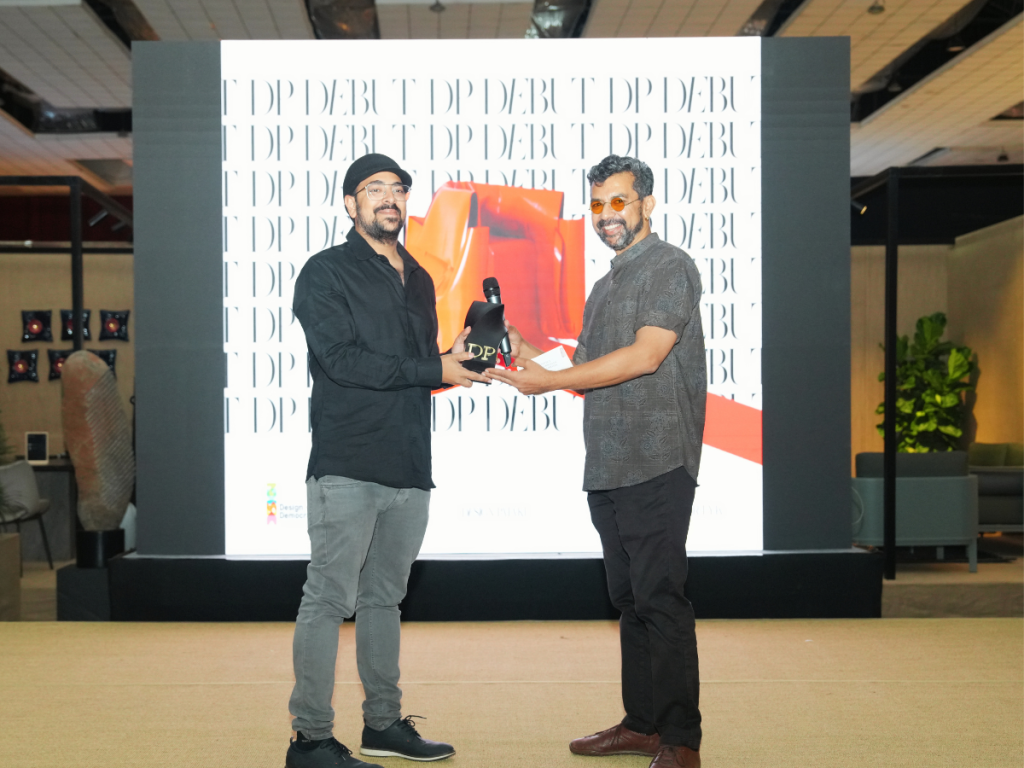 Ayush Kasliwal of AKFD Studio presented the Contemporary Craft Award to Ar. Arjun Marwaha of Studio 8 Designs. (Image Credits: Design Pataki) 