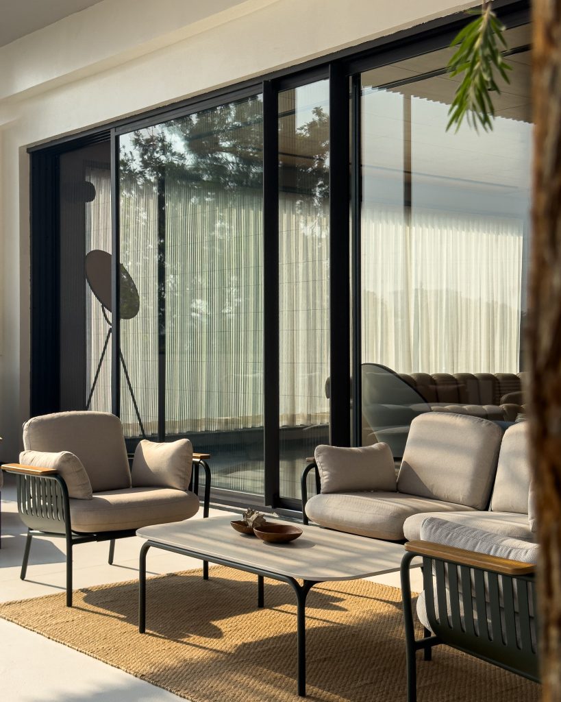 Gandia Blasco redefines outdoor living with architectural forms that embody timeless elegance and global resonance. (Image Credits: Nishika Goel) 