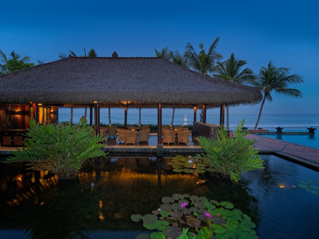 Perfectly positioned by the pool and beach, The Pool Bar and The Ocean Bar serve light breakfasts, leisurely lunches, and cocktails — all with uninterrupted views of Bali’s breathtaking sunset. (Image Credits: The Legian Seminyak) 
