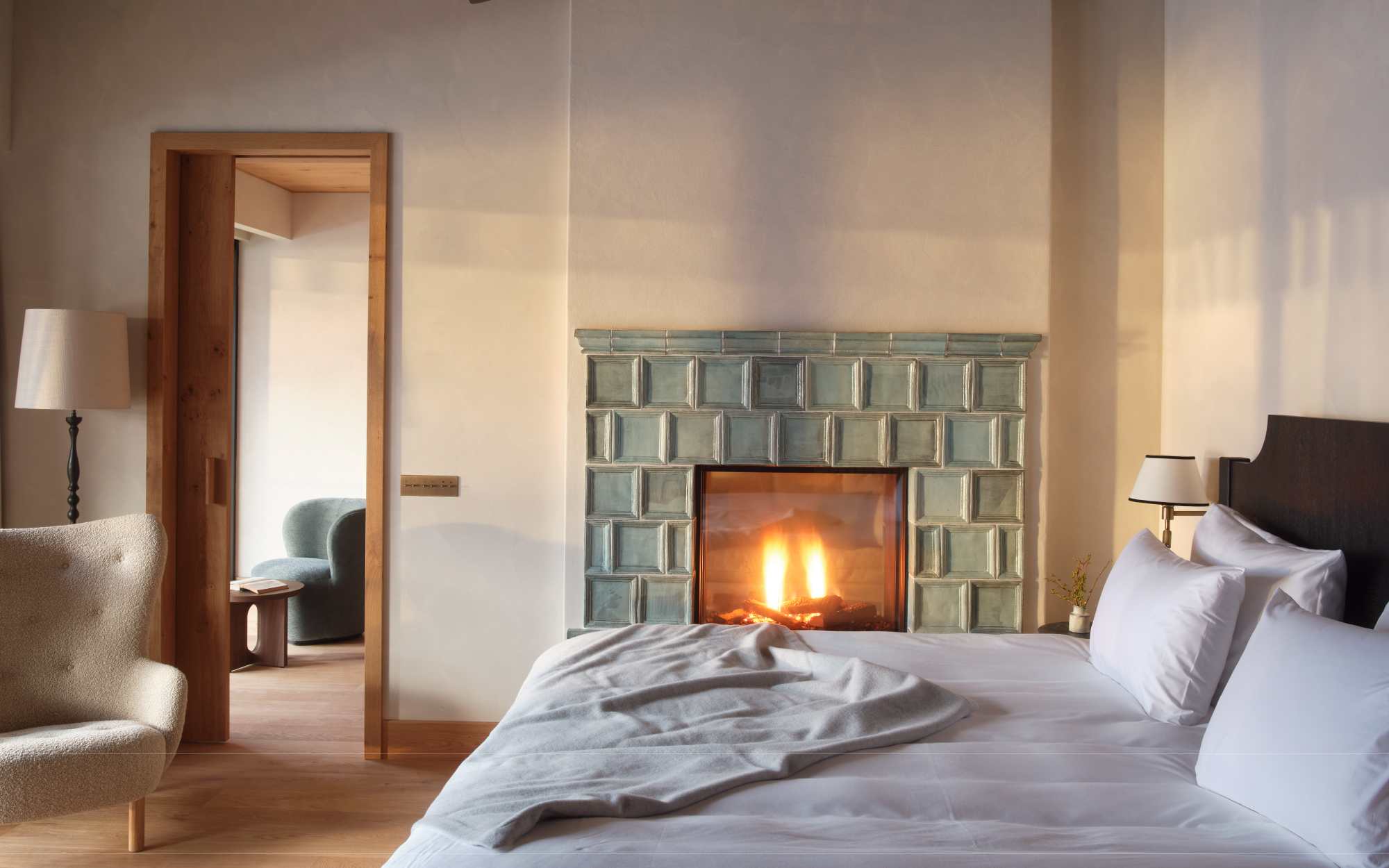 Suites are wrapped in warm wood—panelled walls, oak floors, carved doors, and Bavarian-style alcove beds layered with soft sheep’s wool blankets for a comforting, crafted elegance. (Image Credit: Elias Hassos)