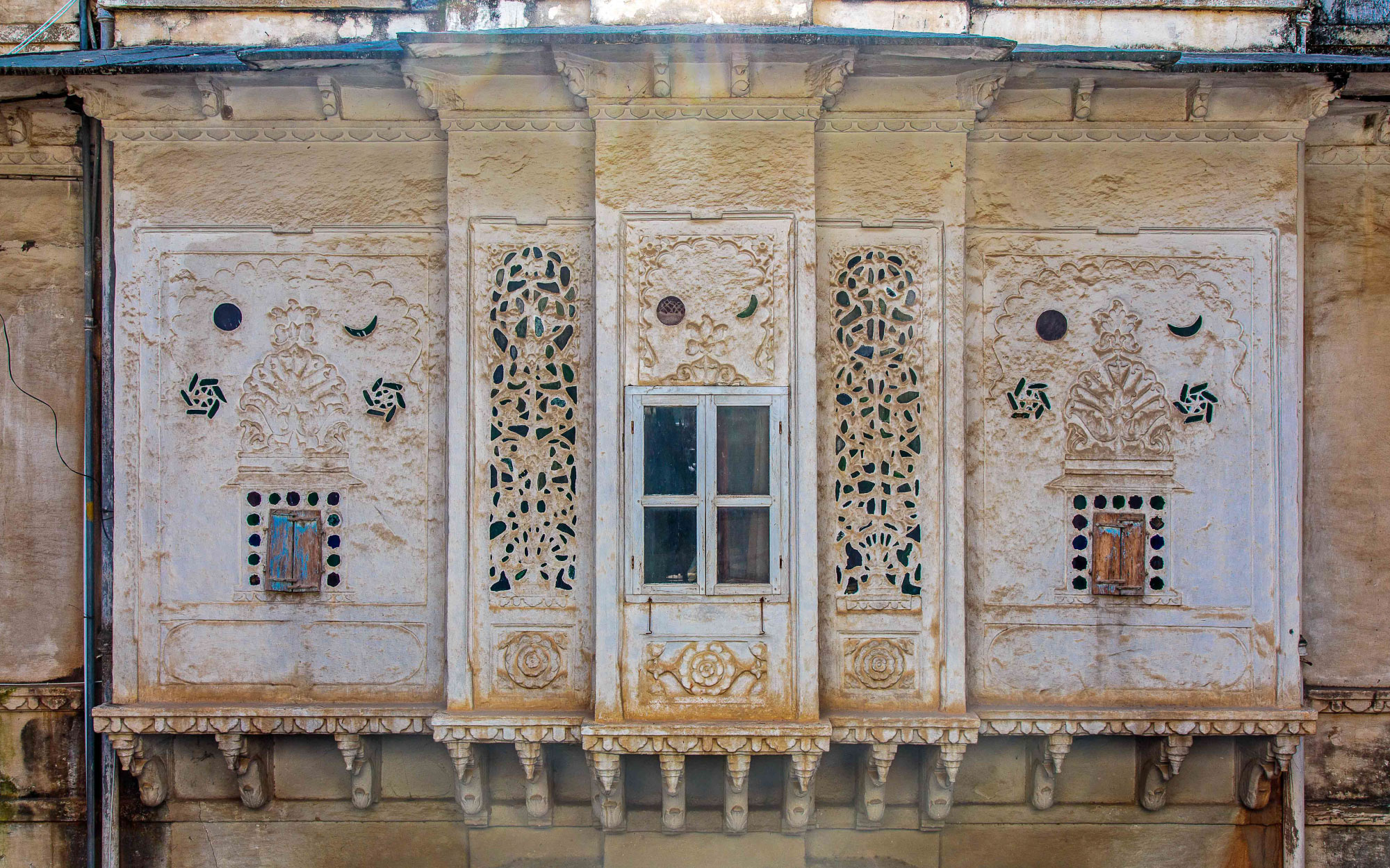 The intricately carved ‘jharokha’ at Bichli Haveli, Udaipur, adorn the facade in a homage to Rajasthani culture. (Image Credits: Ravi Dhingra)