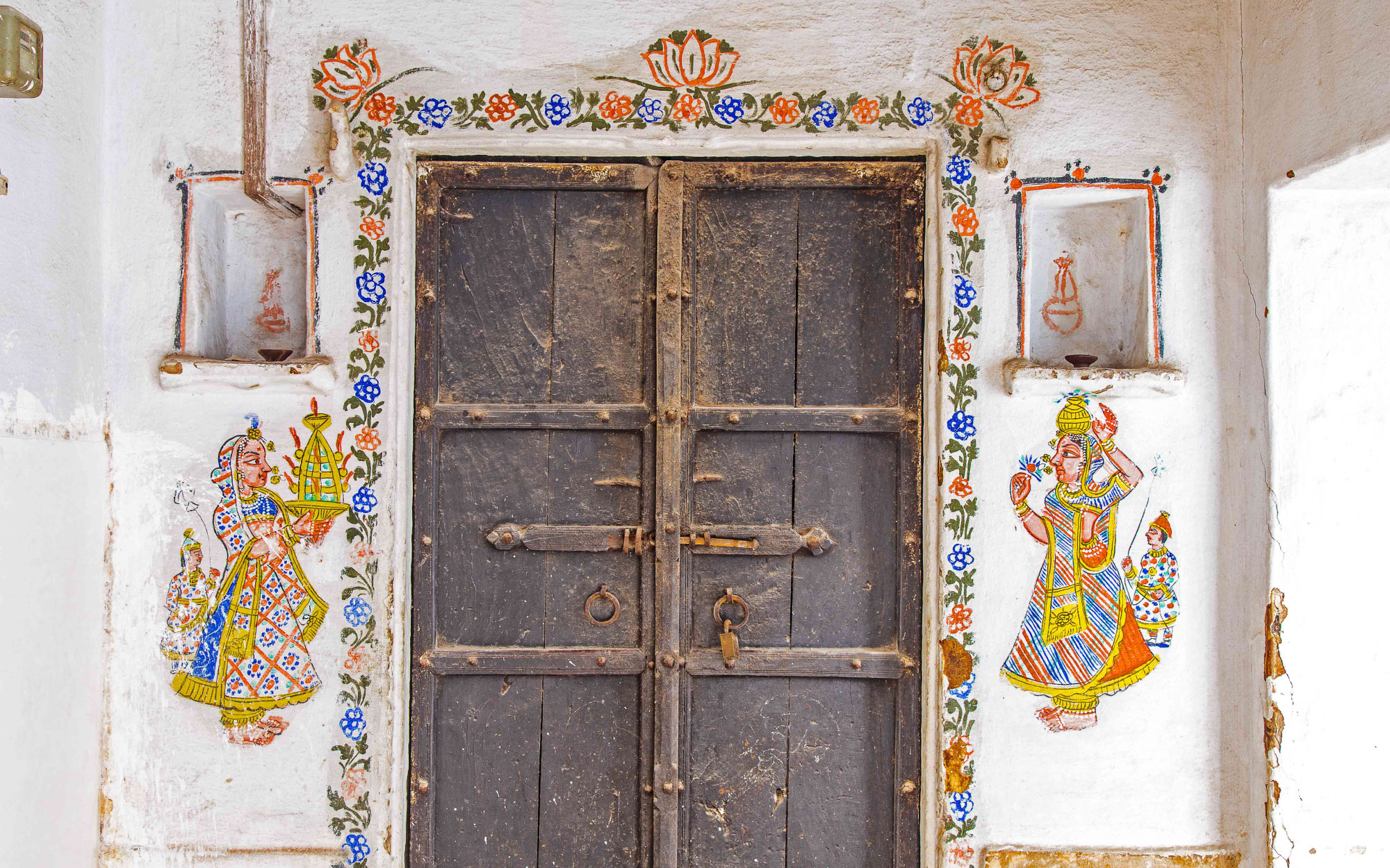The ingeniously painted door frames add to the cultural appeal of the Bichli Haveli, Udaipur. (Image Credits: Ravi Dhingra)