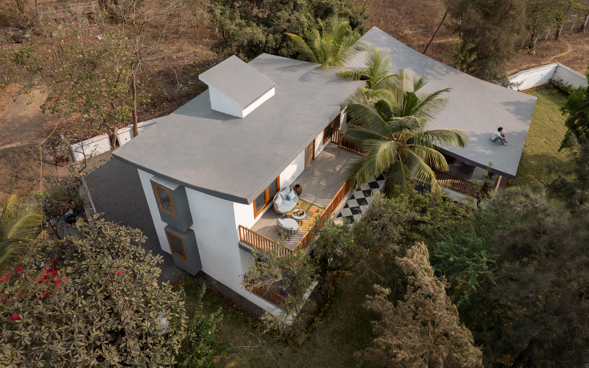 The balcony at various levels with locally sourced timber railing, along with the walkable roof, blur the boundaries between the indoors and the outdoors. (Image Credits: Ekansh Goel)