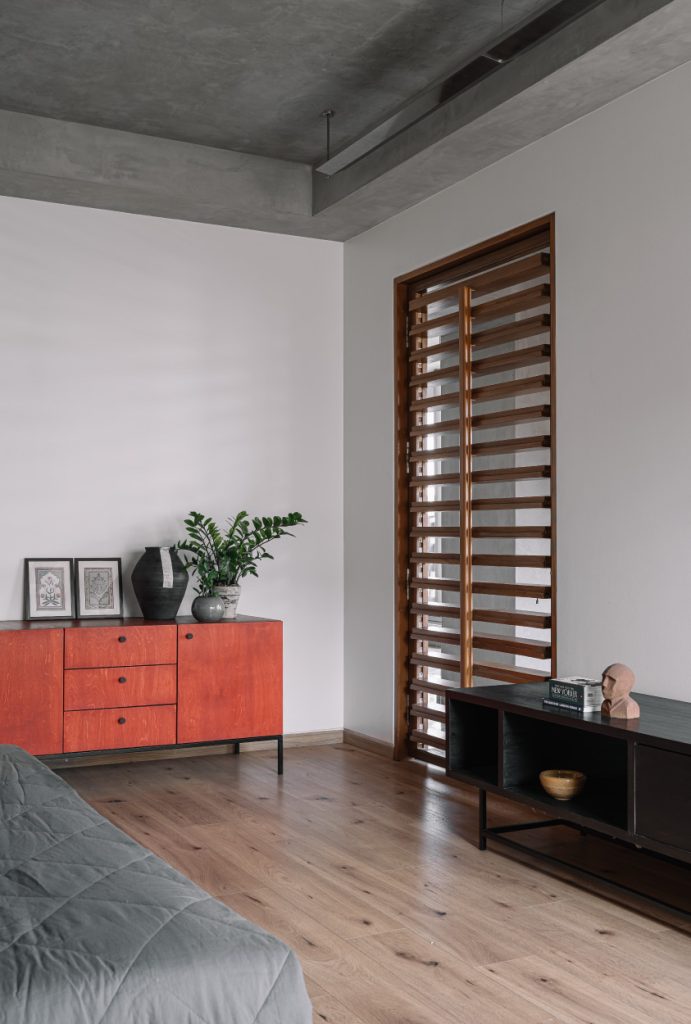 The bespoke lighting in the master bedroom is by H+M Studio; the furniture is by Shiv Shakti Furniture, and the soft furnishings are by Minimo. (Image Credit: Ishita Sitwala)