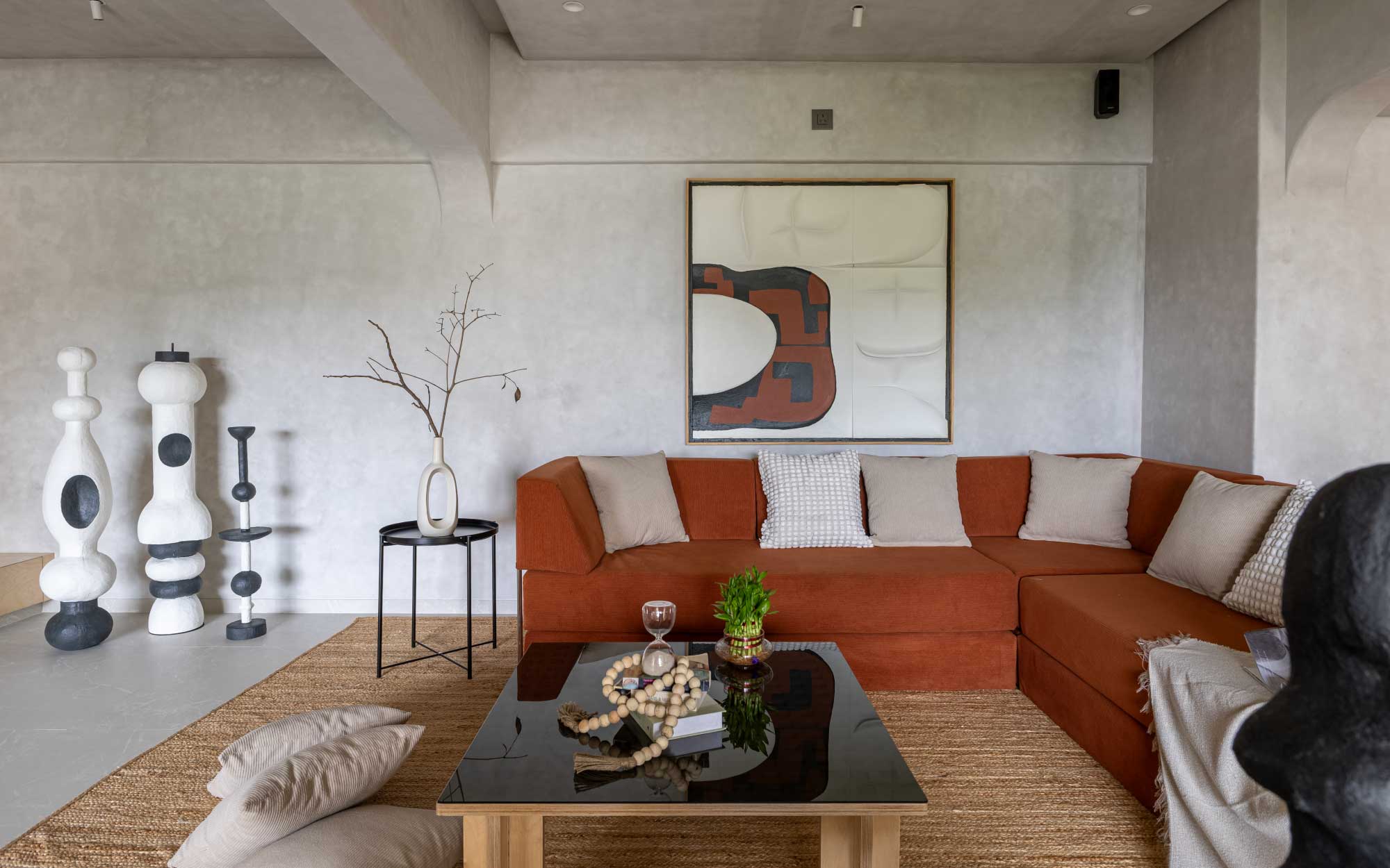 A restrained palette gives the space a clean, natural aesthetic. The finishing paints are from Birla Opus Clay Wash and Jotun Hygiene, and only complement this setting. (Image Credits: Viveekajeet Purohit)