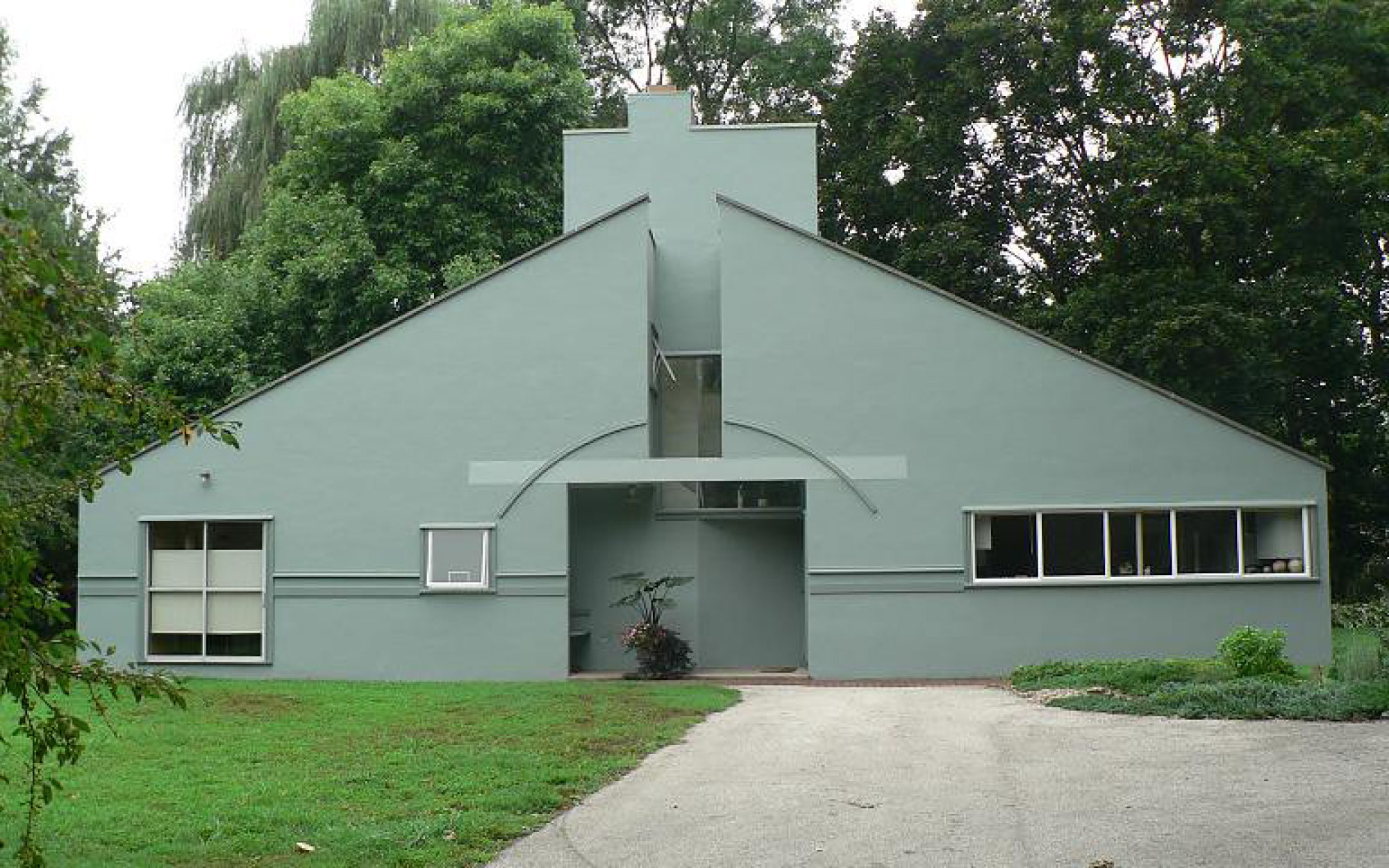 Designed by Robert Venturi for his mother, the Vanna Venturi House quietly challenged modernist purity with playful contradictions and shifting proportions. (Image Credits: knappmasonry from Flickr) 